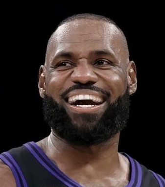 詹姆斯高效砍下31分带领湖人险胜灰熊。NBA常规赛，湖人主场迎战灰熊，这场比赛，