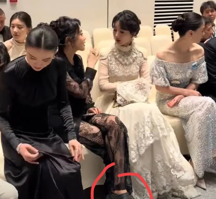 我的老天奶！
我本以为女演员候场的时候都是很端庄的！但没想到，宋佳和闫妮居然是
