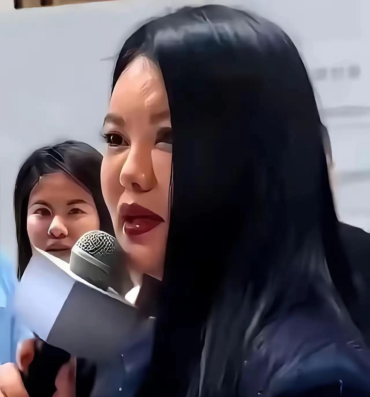 年轻时候那么好看，现在老了发福了完全和漂亮两个字沾不上边，胖的一点女人味都没有了