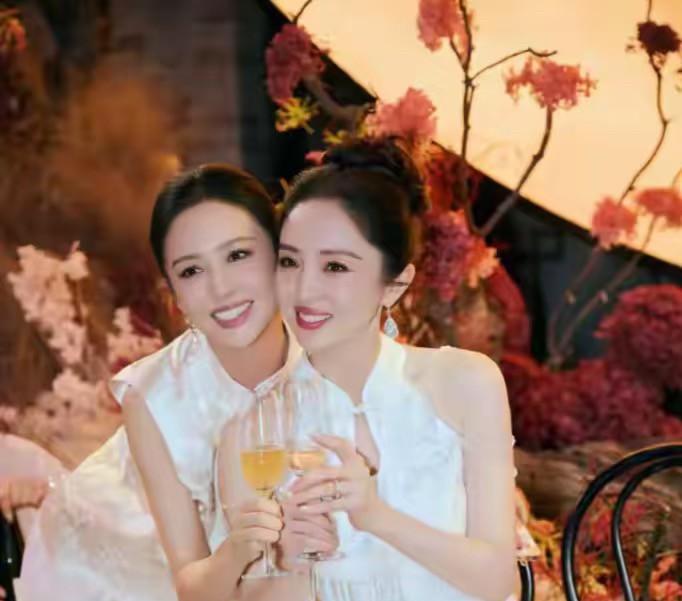 张维伊和董璇的婚礼上
最出彩的人
其实是佟丽娅，你看她犀利的眼神
一直盯着张维伊