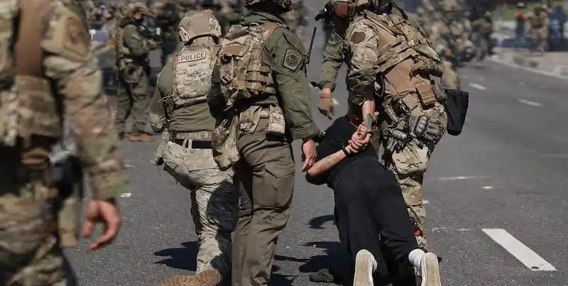 美国洛杉矶抗议移民执法行动都进入第五天啦，那场面，真是热闹非凡。示威者们又在联邦