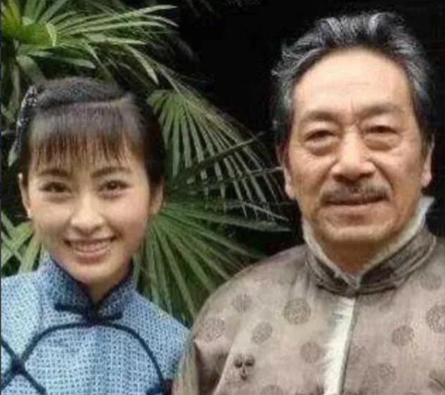 2014年，68岁的老戏骨王奎荣遭到31岁的饶芯语疯狂追求。王奎荣说：我比你大3