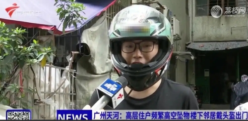 这对母女谁敢惹？5月29日，广东广州，一男子住进小区，发现9楼住着一对母女，母亲
