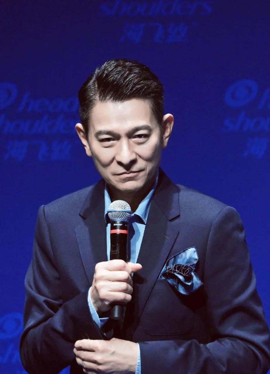 终于知道刘德华为啥适合演反派了，
不笑的时候可以一脸凶相，
笑的时候可以和蔼可亲