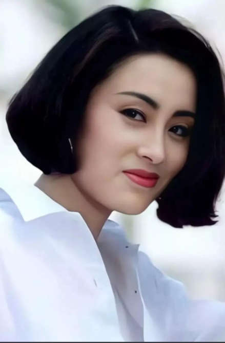 当年，跟了向华胜9年的张敏向向华胜提出分手，向华胜威胁说:“离开我，整个香港都没