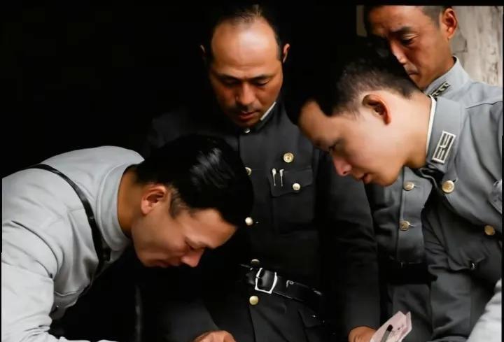 1944年，中国远征军指挥部一起研究跨越怒江作战方案时的一幕