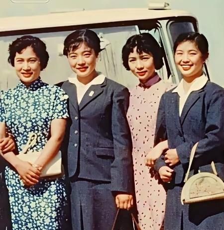 上世纪五、六十年代 ，中国影坛最美的和最红的女演员同框，她俩身穿碎花旗袍，一青色