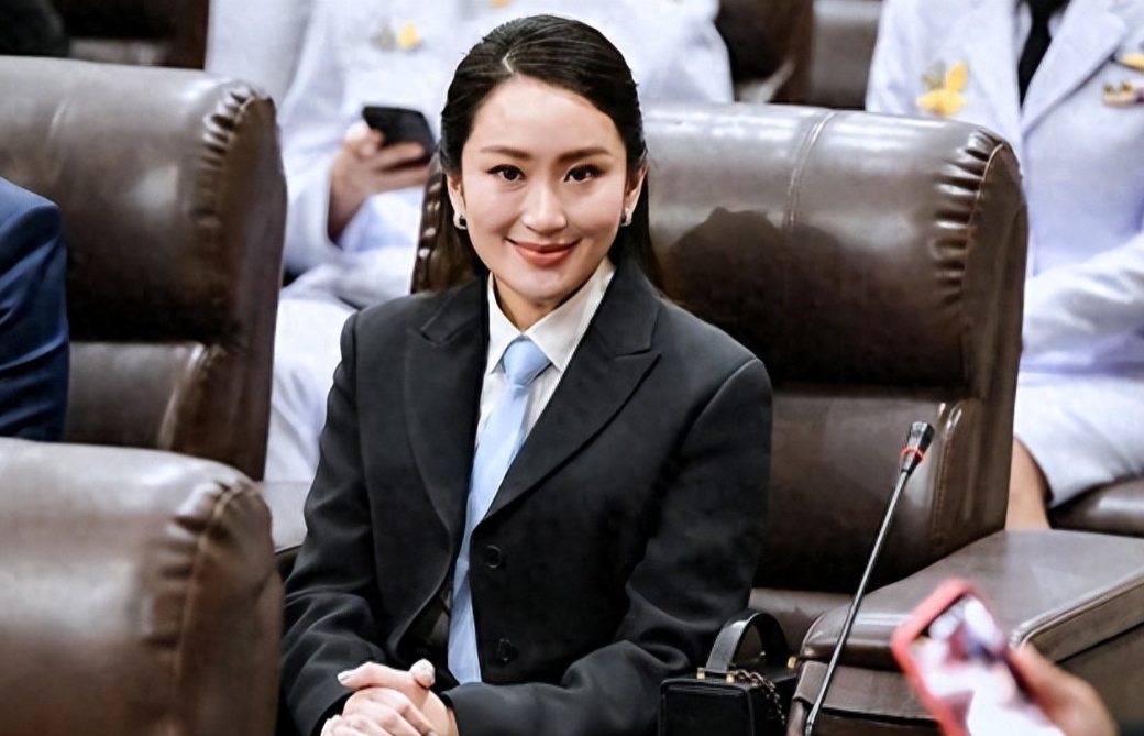 帮了中国的美女总理，遭反对派弹劾当天，解放军送上一份贵重大礼
 
泰国他信家族第
