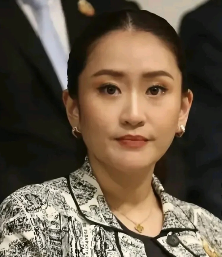 佩通坦坚持住：8月19日，泰国内阁举行例行会议，文化部长佩通坦请假未出席，这是她