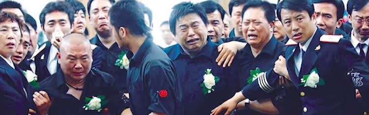 侯耀文葬礼上众徒弟面对师傅的离世悲痛大哭时的一幕令在场之人无不动容