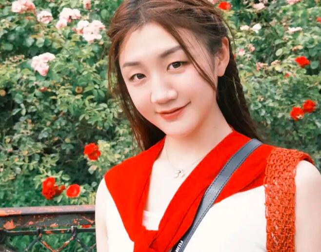 近日，乒乓球运动员陈梦在节目中否认了“已领证结婚”的传闻，引发了广泛关注。
乒乓