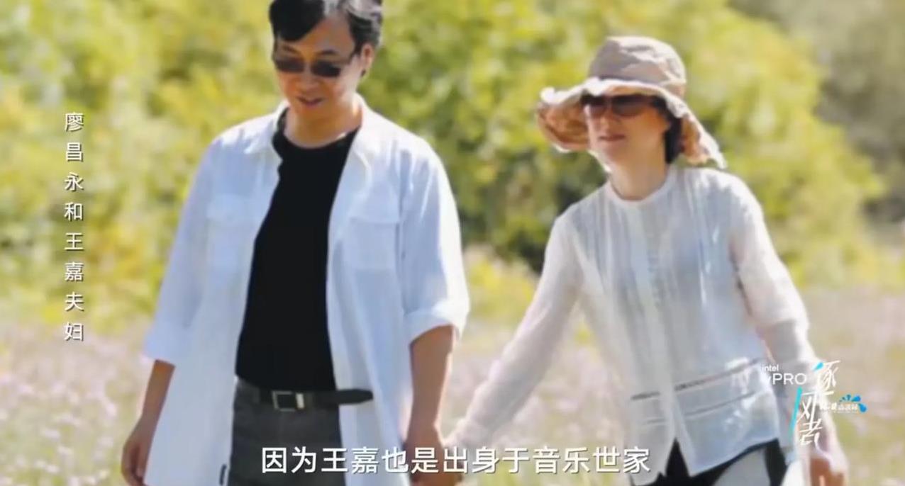 歌唱家廖昌永说：“我太太王嘉出生于音乐世家，家境优越，刚谈恋爱那会，好多人说我这