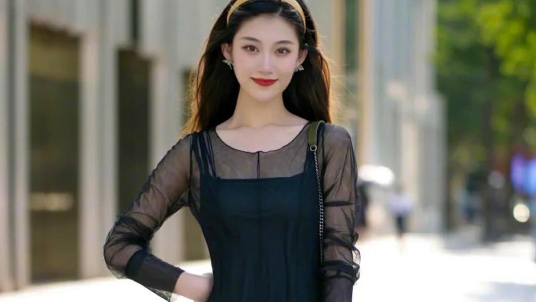 美女的黑色细纱裙搭配，飘逸的王者之风