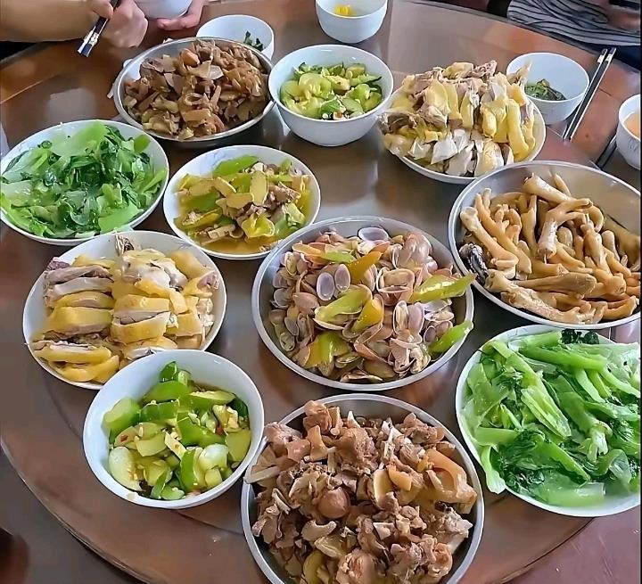 回娘家这趟，本想给弟媳添点买菜钱，随手塞了200块，没成想开饭时一瞅——好家伙！