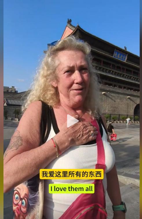 这下真实现了欧洲挣钱中国花！陕西西安，一位61岁的挪威阿姨来旅游，结果被这里的物