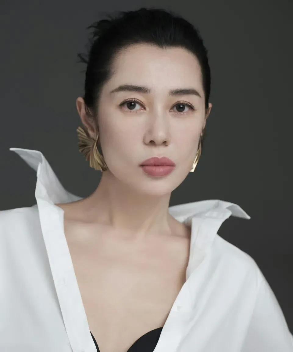 很多人都欣赏不来余男这样的嘴唇，觉得很丑，可不知为何我觉得挺好的，独特有个性，而