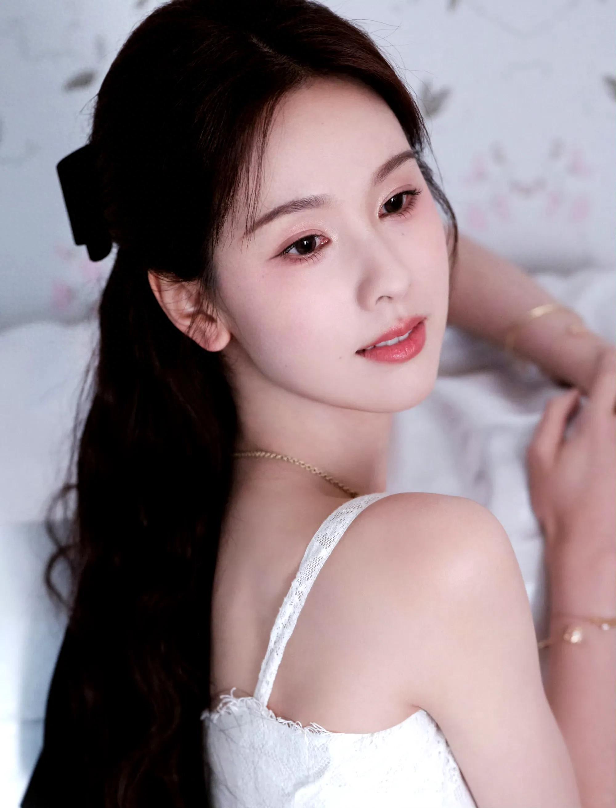 女星陈都灵造型集：风格百变、璀璨风采！
