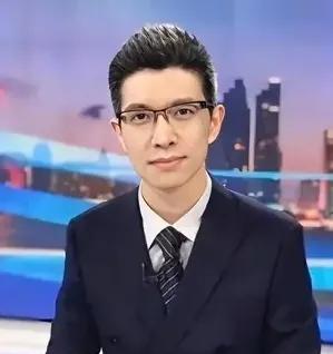 [微风]不愧是央视段子手朱广权！出口成“梗”，将新闻与幽默完美融合。在播报时，金