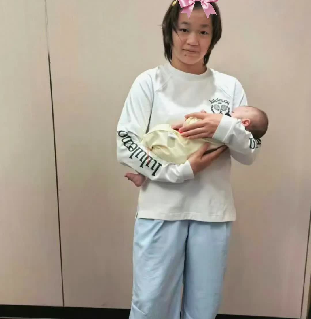 全红婵居然长这样了，奥运三金得主大变样，身材发福明显。
正在养伤的她从近照看，