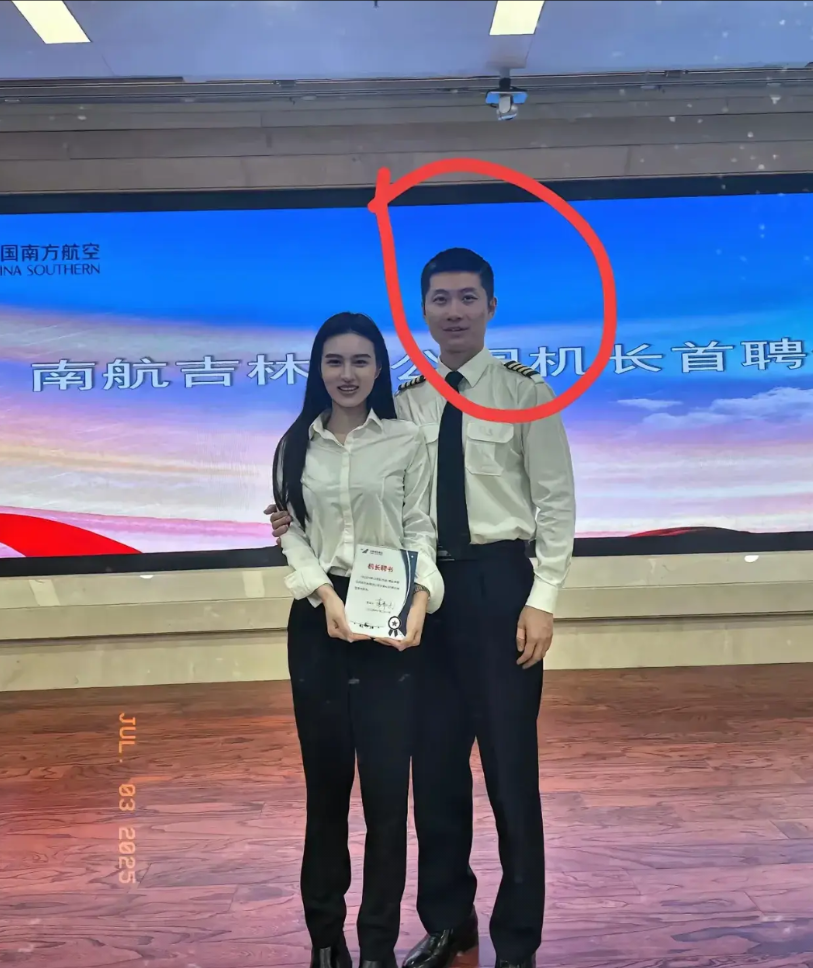 南方航空的机长最终跳楼身亡了，他只不过才32岁，93年的，家里有貌美的妻子，还留