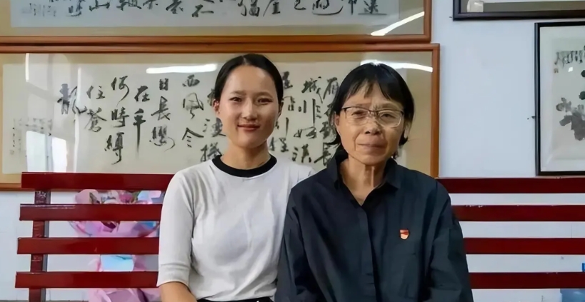 张桂梅最不听话的学生活成了她的模样！  

她叫周云丽，华坪女高首届学生。她从云