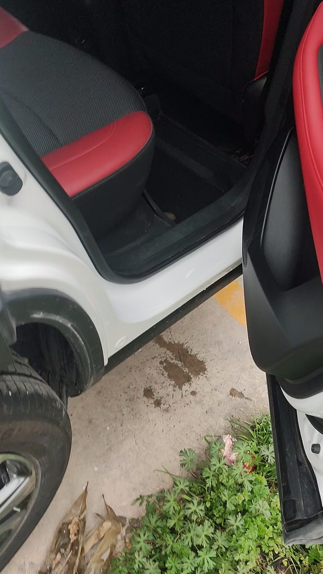 各位老铁有CS35PLUS后门漏水的吗
到手3个多月后发现后门漏水（不是排水口问