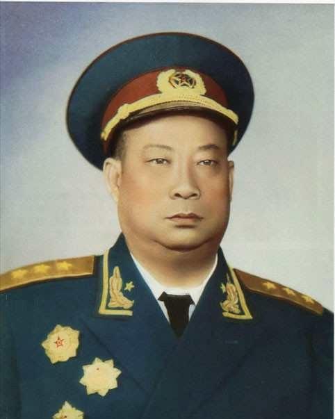 1942年，贺炳炎新婚之夜，却呆坐在床边，新娘哭诉：“你若嫌弃我，何必娶我？”贺