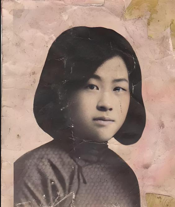 1938年3月19日，女地下党金凤英坐火车去哈尔滨，被4个特务跟踪。到站后，她不