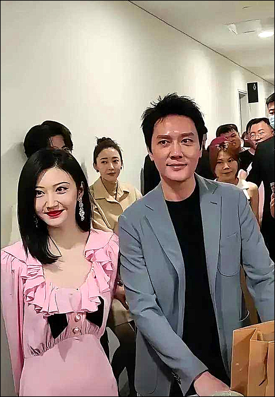 甜甜脸还行，就是营养没跟上，赶脚熊又小了