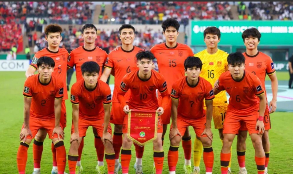 【创造历史！中国U23男足，获得亚军！】1月25日凌晨，沙特吉达的夜空交织着遗憾