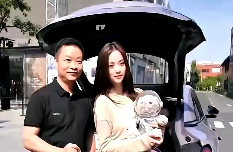 你别说，他俩居然还挺搭的[捂脸]
何小鹏和欧阳娜娜站在一起竟然有点像刘强东和章泽