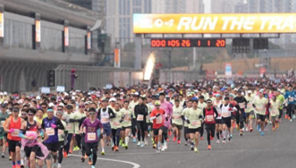 2026年1月1日，上海“蒸蒸日上迎新跑”鸣枪起跑。申城市民齐聚上海国际赛车场“