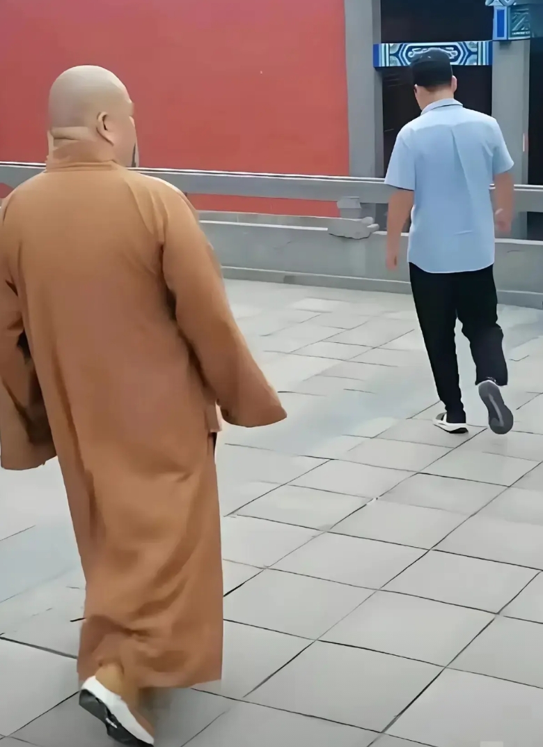 我始终不明白，一些姿色落雁的年轻女孩，去当一个身高不足一米六，体态臃肿，还受着清