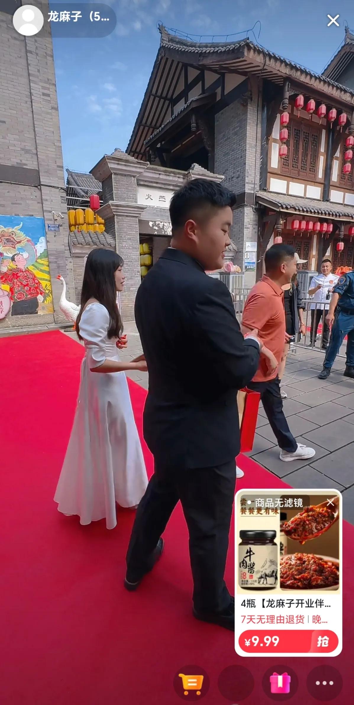 5月20日，龙麻子和呆呆妹结婚+囟鹅店开业双重喜庆。



提起龙麻子，很多人可