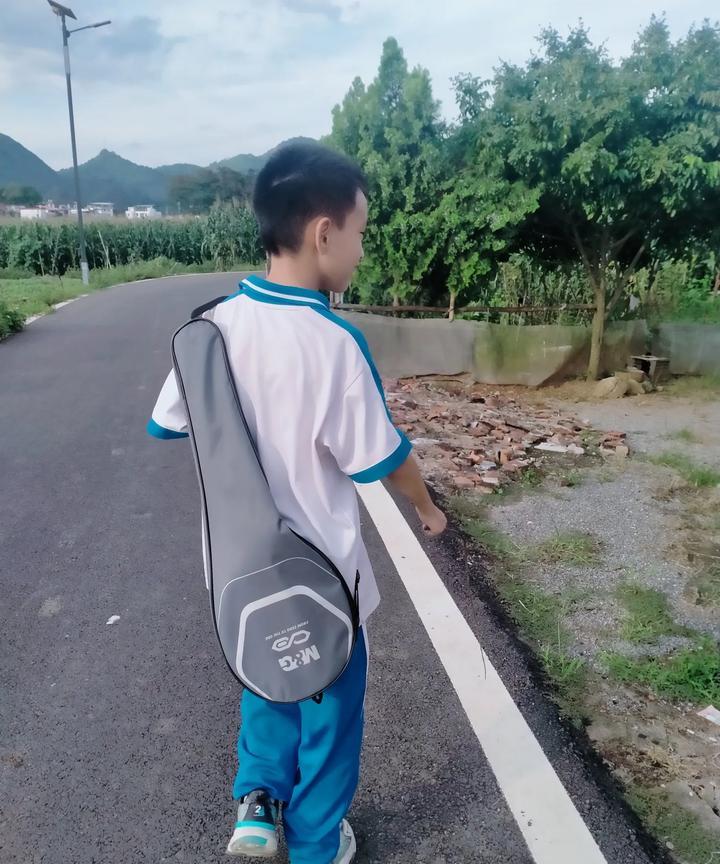 儿子自从检查出近视之后，我每天下午放学后都陪他去打羽毛球。因为之前就听说过打羽毛