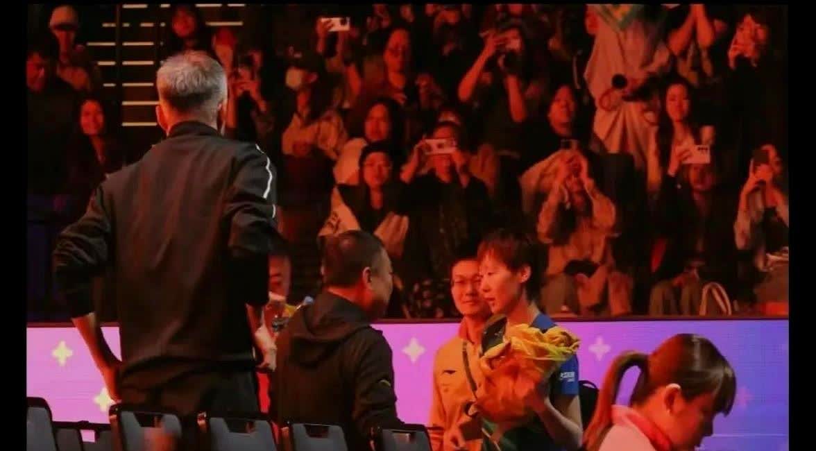 澳门世界杯王曼昱对阵张本美和时，看台上刘主席的表情！

看出了无奈！

