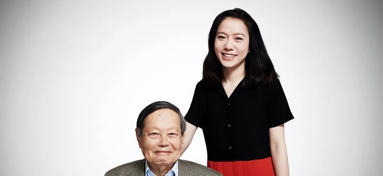 杨振宁与翁帆是因为爱情结婚吗？
他们结婚时，杨博士82岁，翁女士28岁。
试