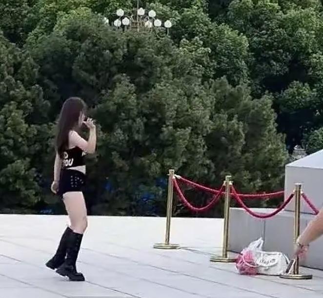 跳舞没问题，穿着性感也没问题，但特意选在八一南昌起义纪念塔前热舞，这位女子目的可