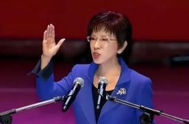 民进党立委邱志伟都把狠话撂出来了，说“等洪秀柱回来就抓”，结果再看国民党那帮头头