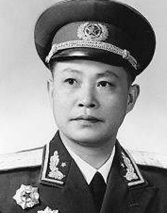 黄新廷这辈子，真是个硬骨头。1913年，他出生在湖北一个穷得叮当响的农民家，小时