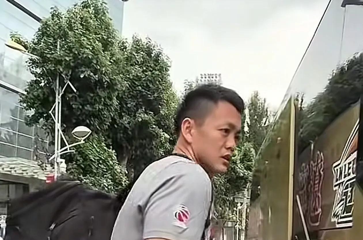 实拍姜宇星上辽篮大巴车，随队去阜新出站四国赛！
不是传闻了兄弟们，这一下子落实啦