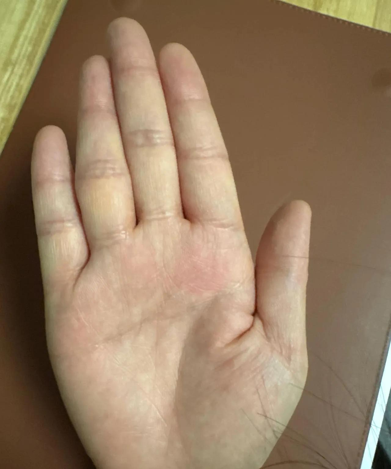 手相里的人生，经常会遇见一些今天这位小姐姐一样的情况。。。
与生俱来的运势本来也