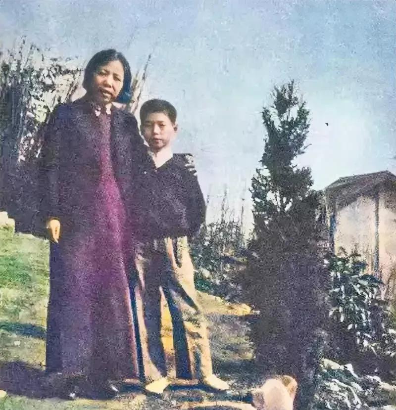 1940年，李鹏依偎在邓颖超的身旁，温暖又温馨，其乐融融，合影留念，永恒的回忆！