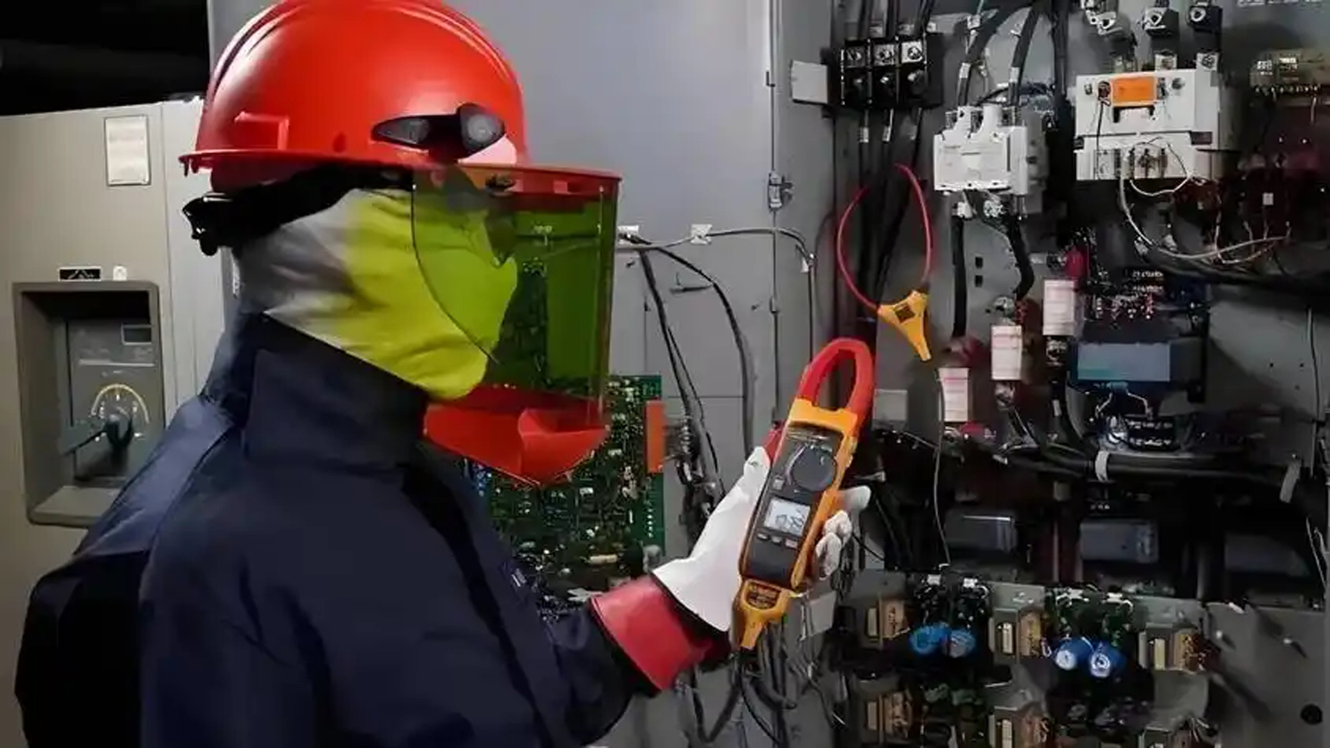 AI越卷电工越赚！美国电工缺口8万，科技巨头抢着砸钱