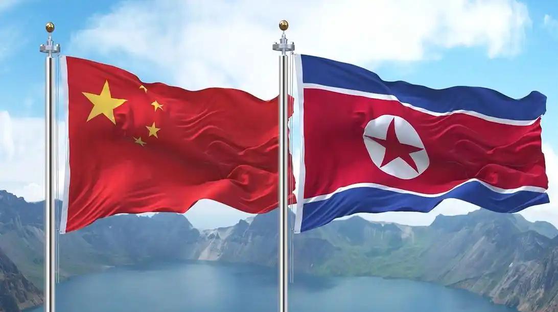 之前朝鲜和俄罗斯走得近，现在怎么又跟中国跑？其实很简单，现在局势变了，他急着找靠