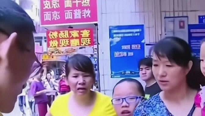 街头上演感人一幕，有细心网友拍到谢家爸妈带着小女儿四处打听失联多年的儿子下落。
