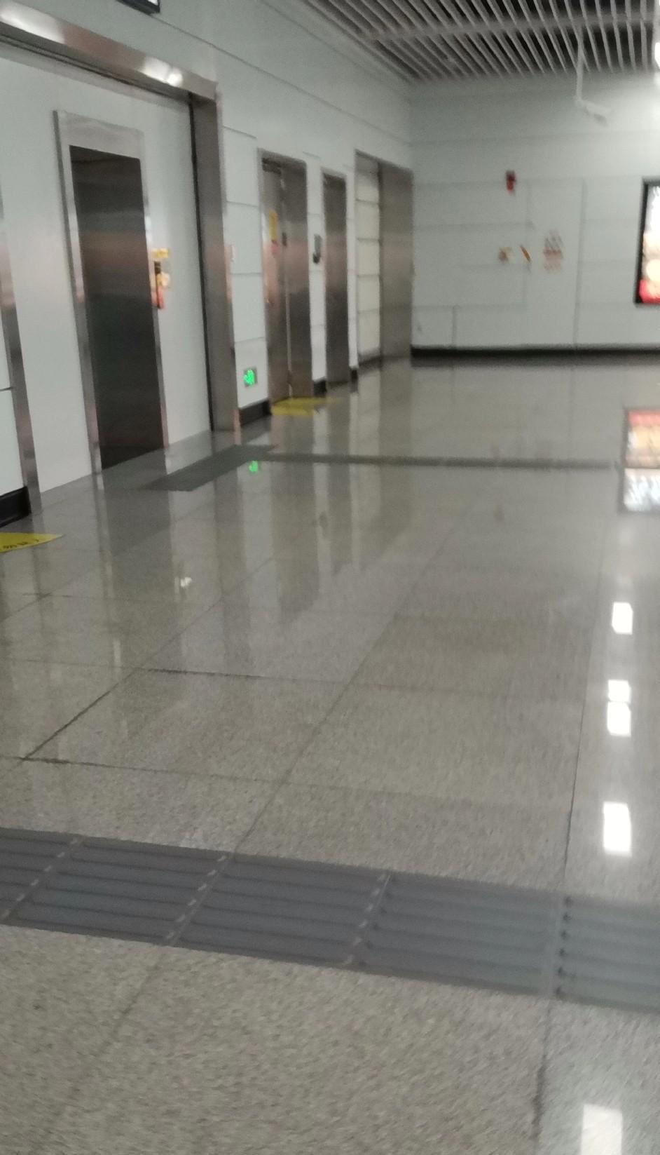 医院是最能体现人性的地方
今天去医院探望住院的亲戚。隔壁床是一个70多岁的阿婆，