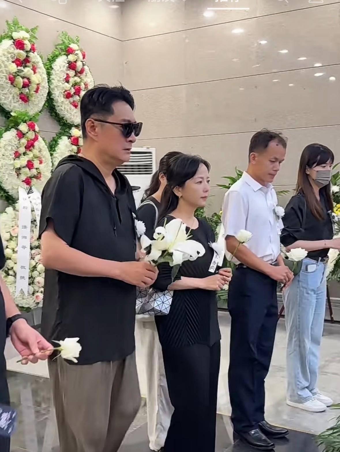 千百惠告别现场画面曝光！
生前好友大部分都去了现场，送她最后一程，家人更是失声痛