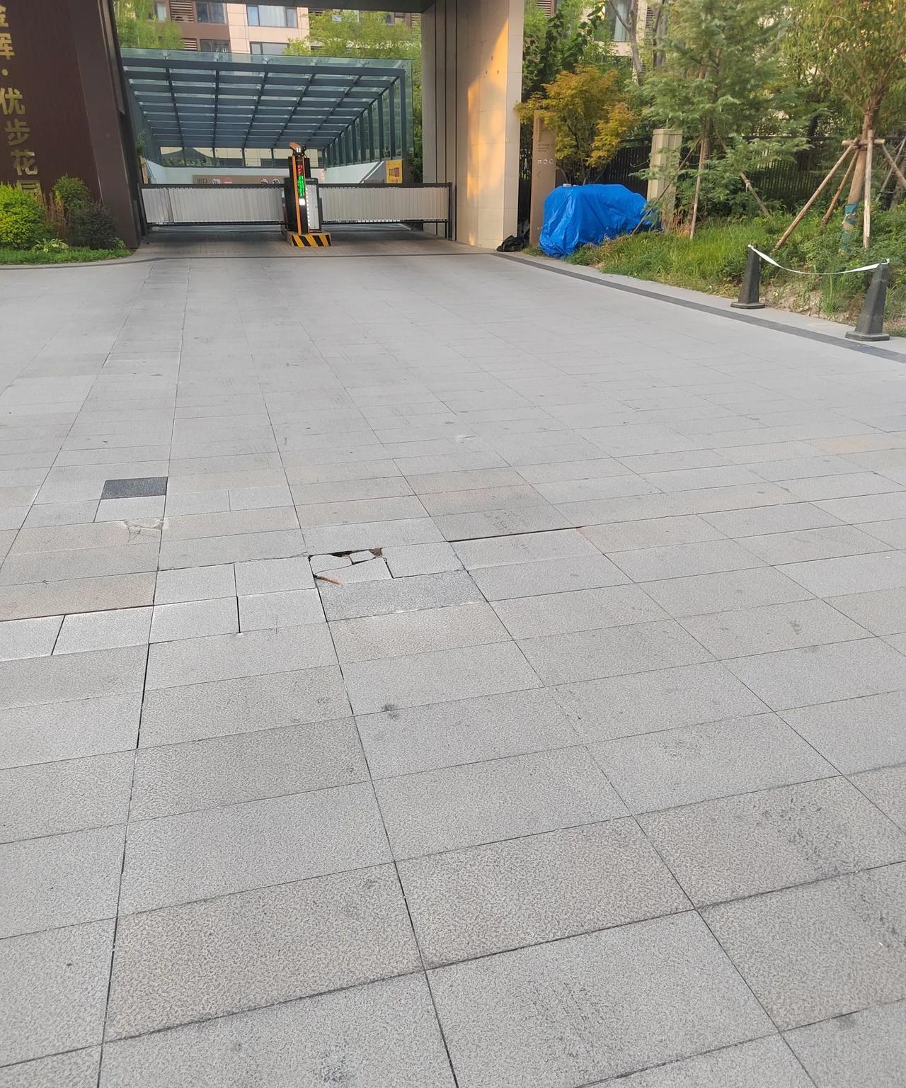 郑州高新区这个小区车库入口道路铺贴生态石，还不如铺成沥青。
这个小区的车库门口，