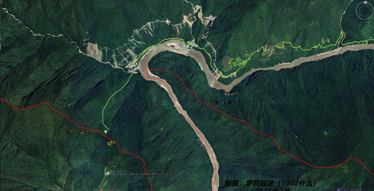 印军与都登地区的门巴人佛教徒，在我国墨脱方向中印实控线上的更巴拉山口佛塔举行一年